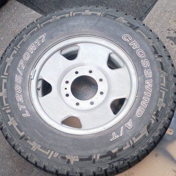 * Single LT285/70R17 on an 8 Lug Ford Rim *