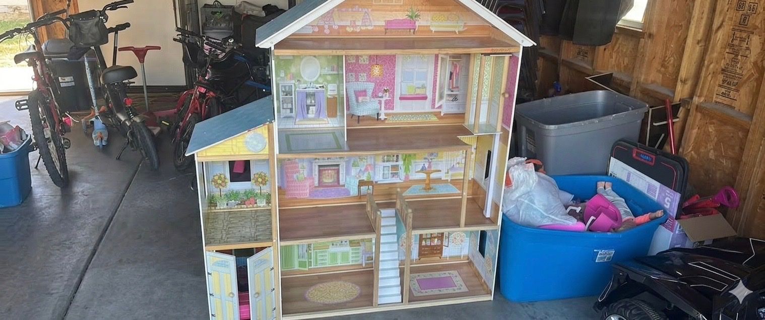 Girls doll house with accessories