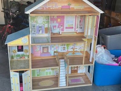 Girls doll house with accessories
