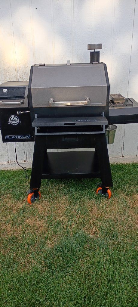 Pit Boss Platinum Laredo 1000 Wood Pellet Grill & Smoker