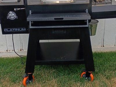 Pit Boss Platinum Laredo 1000 Wood Pellet Grill & Smoker