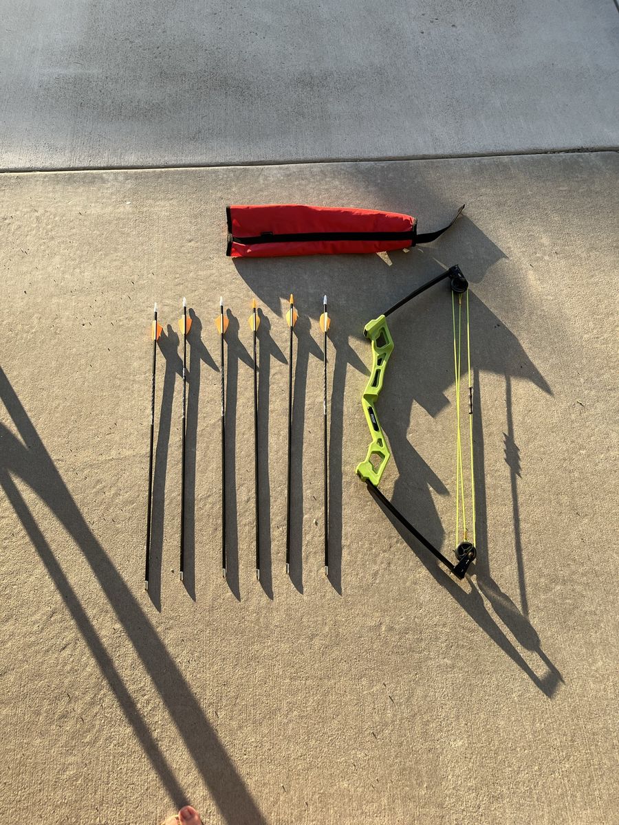 Youth Compound Bow, Quiver, 6 Arrows