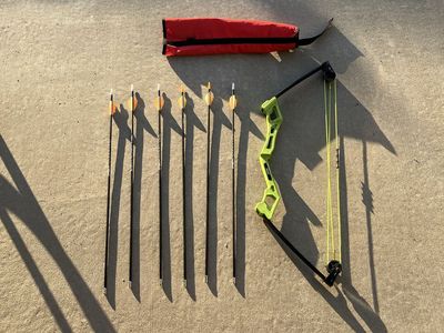 Youth Compound Bow, Quiver, 6 Arrows