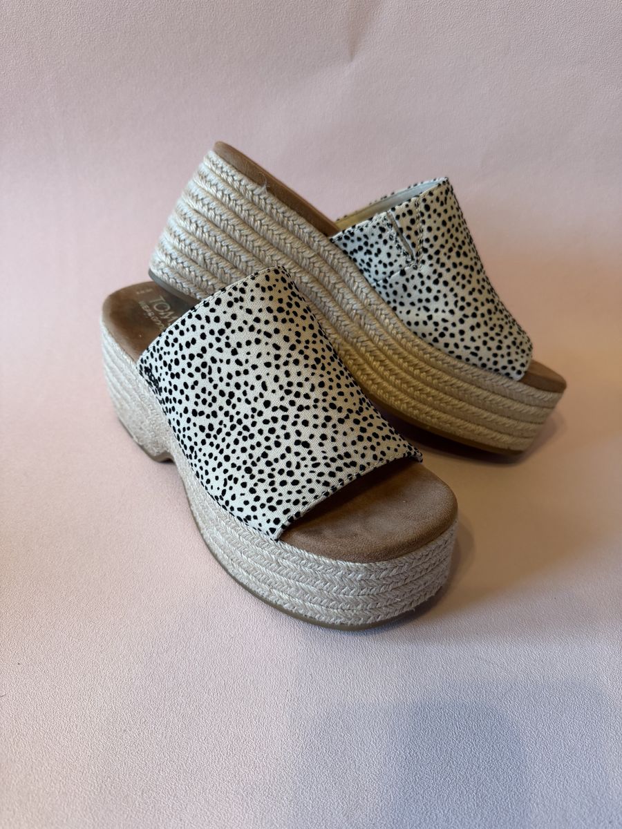 Like New TOMS Platform Shoes Size 8