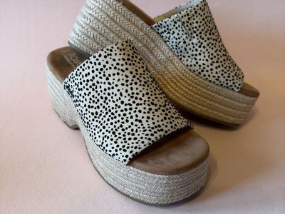 Like New TOMS Platform Shoes Size 8