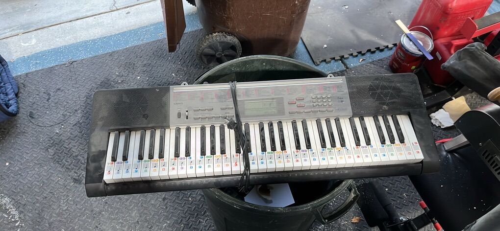 Casio LK-165 full size keyboard w/ foldable stand