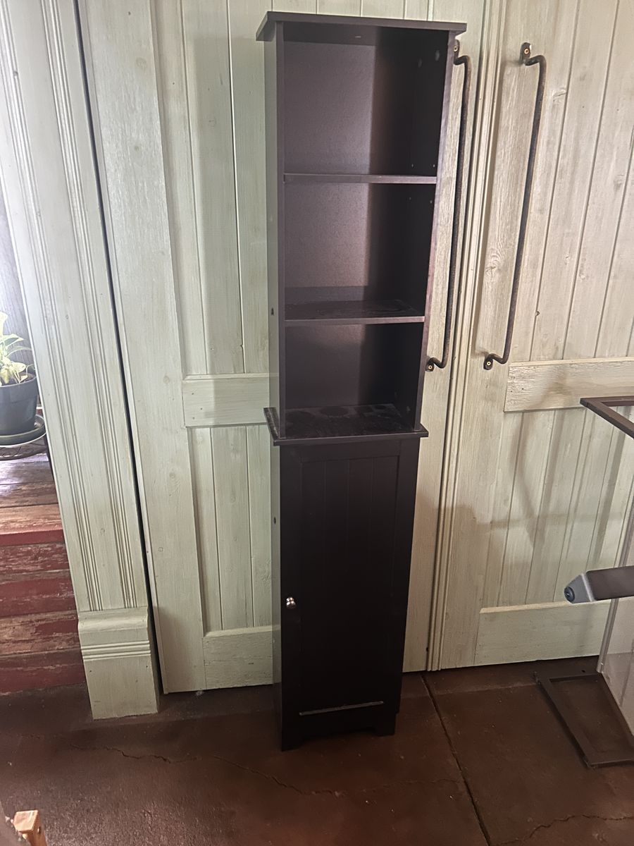 Redmon Contemporary Country Free Standing Floor Shelf With Shaker Panels & Lower Cabinet