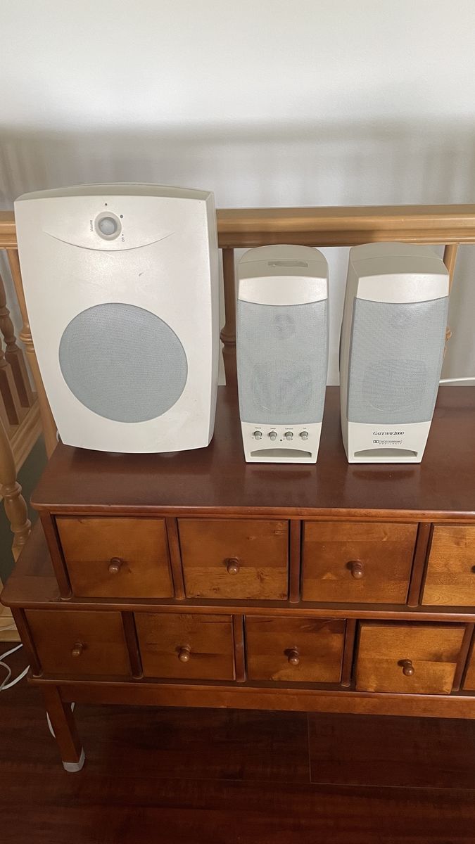 Gateway 2000 Computer Speakers & Subwoofer System White - Tested & Working perfectly.
