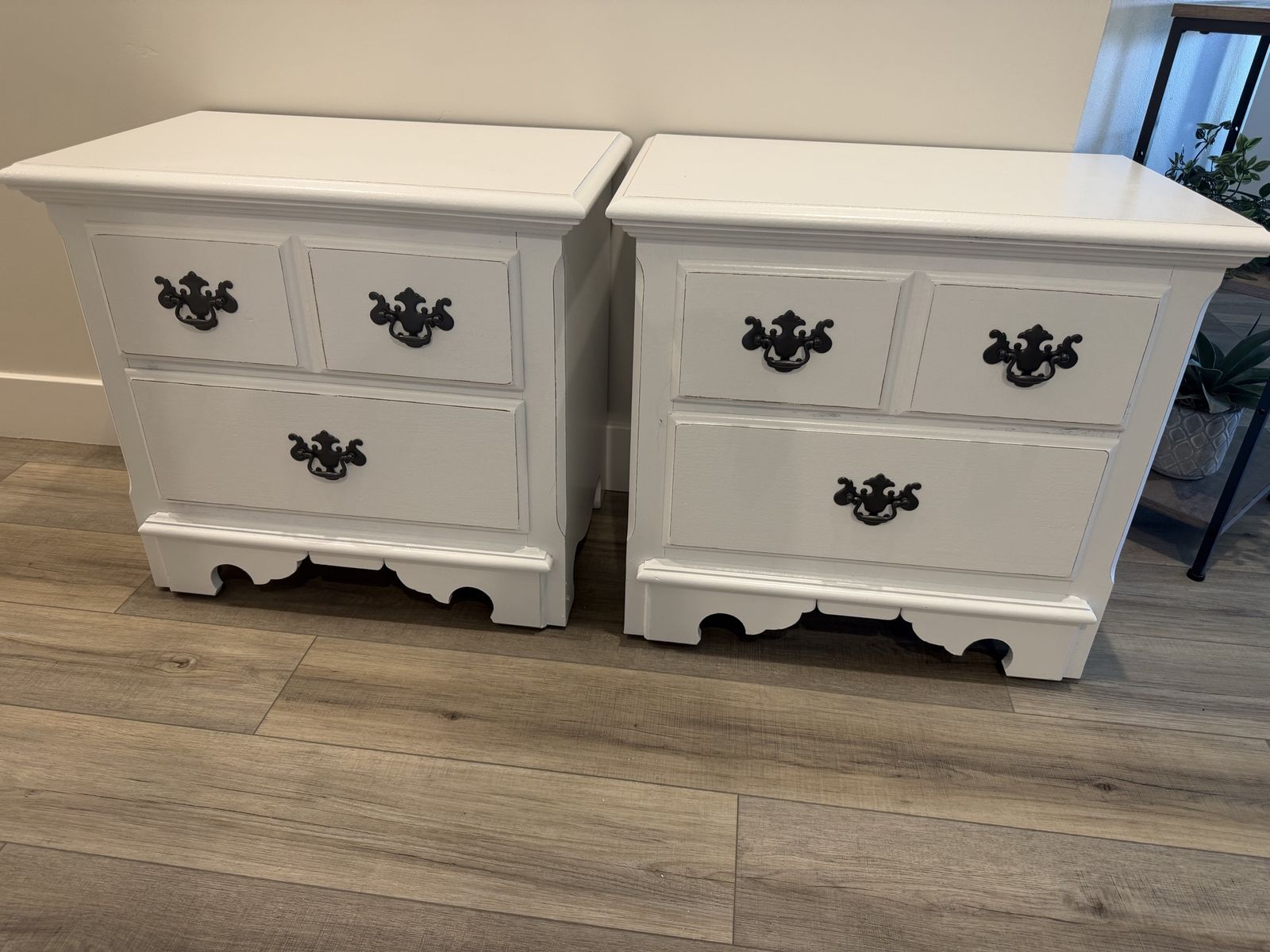 Gorgeous set of Thomasville nightstands