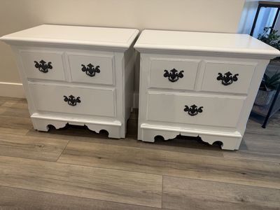 Gorgeous set of Thomasville nightstands