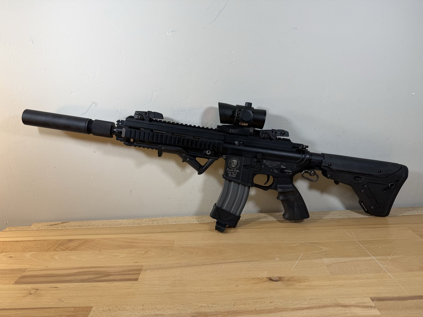 Airsoft GMP Zombie Killer MOD. M4-Z1 Metal Rifle w/ Red Dot, Laser Scope, Mag & Hard Case