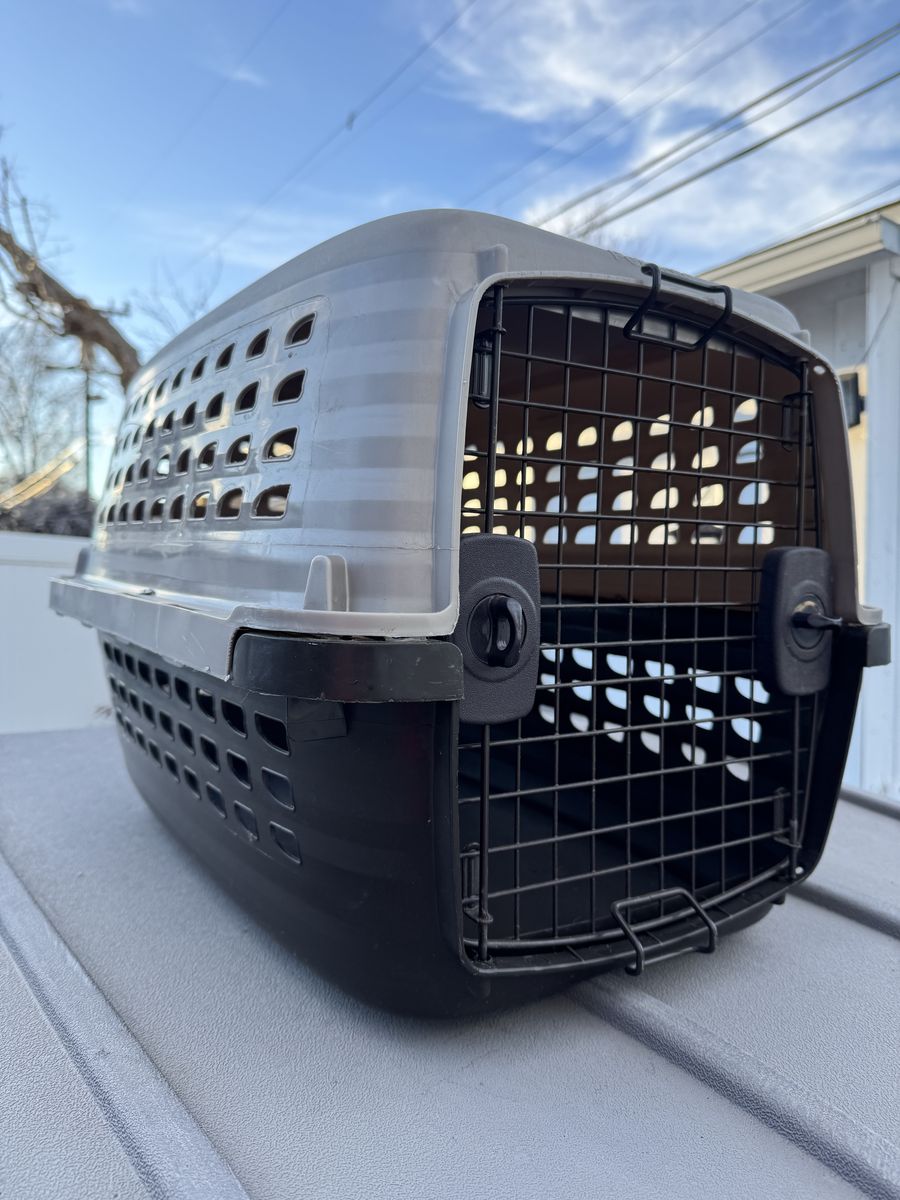 Petmate Dog or Pet Kennel Crate or Carrier Small 16 H x 24 x 17 W