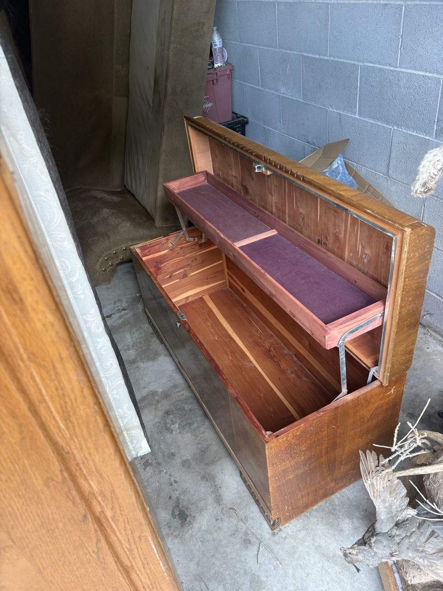 Vintage Wooden Cedar Blanket Chest Storage Box with Lift-Out Tray
