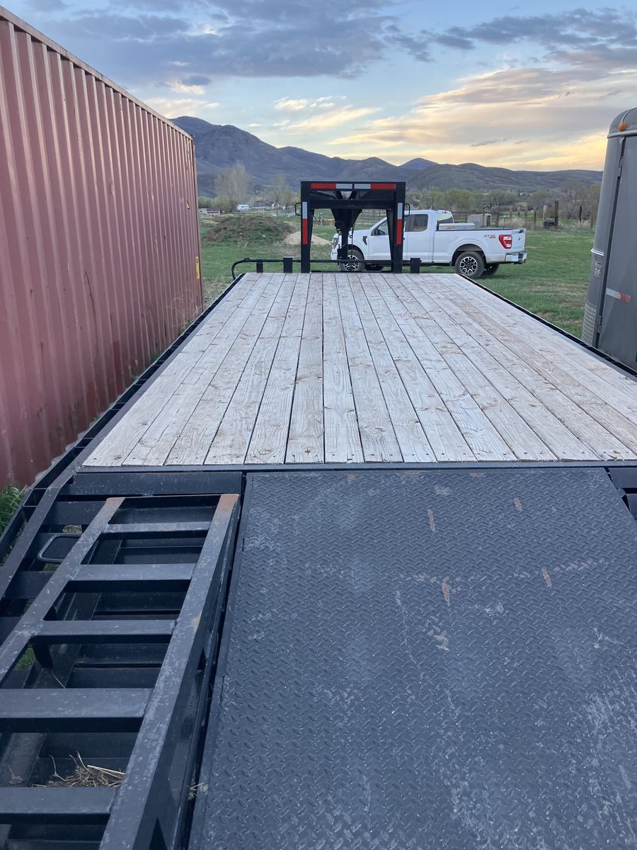 Gooseneck flatbed