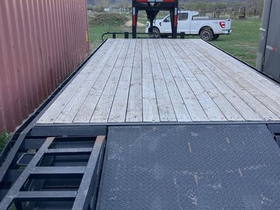 Gooseneck flatbed