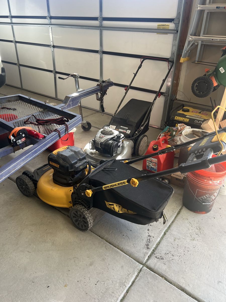 DEWALT electric Lawnmower With Bag BatteriesCharge