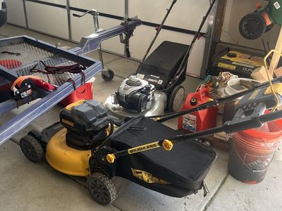 DEWALT electric Lawnmower With Bag BatteriesCharge