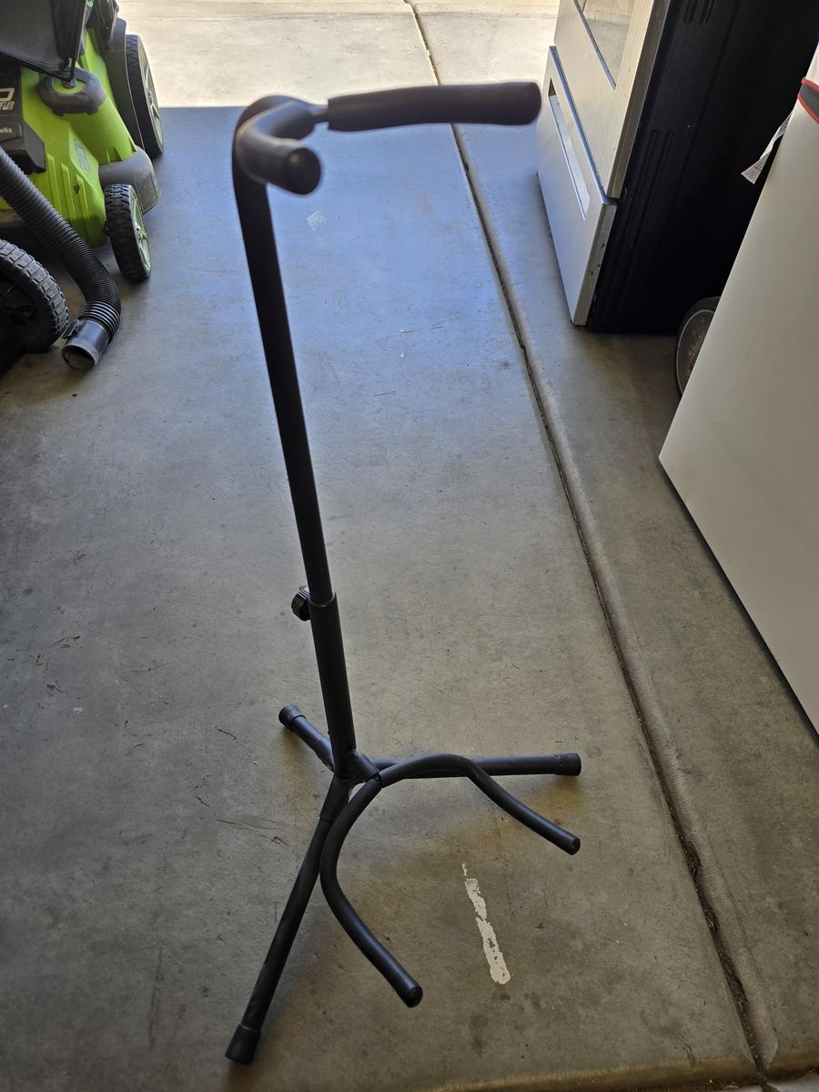 Sleek and lightweight Guitar Stand