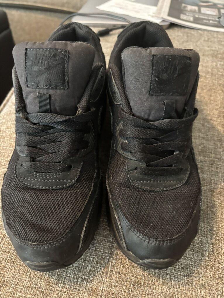 Nike Air Max Essitial 90 Size 7  Triple Black Runn