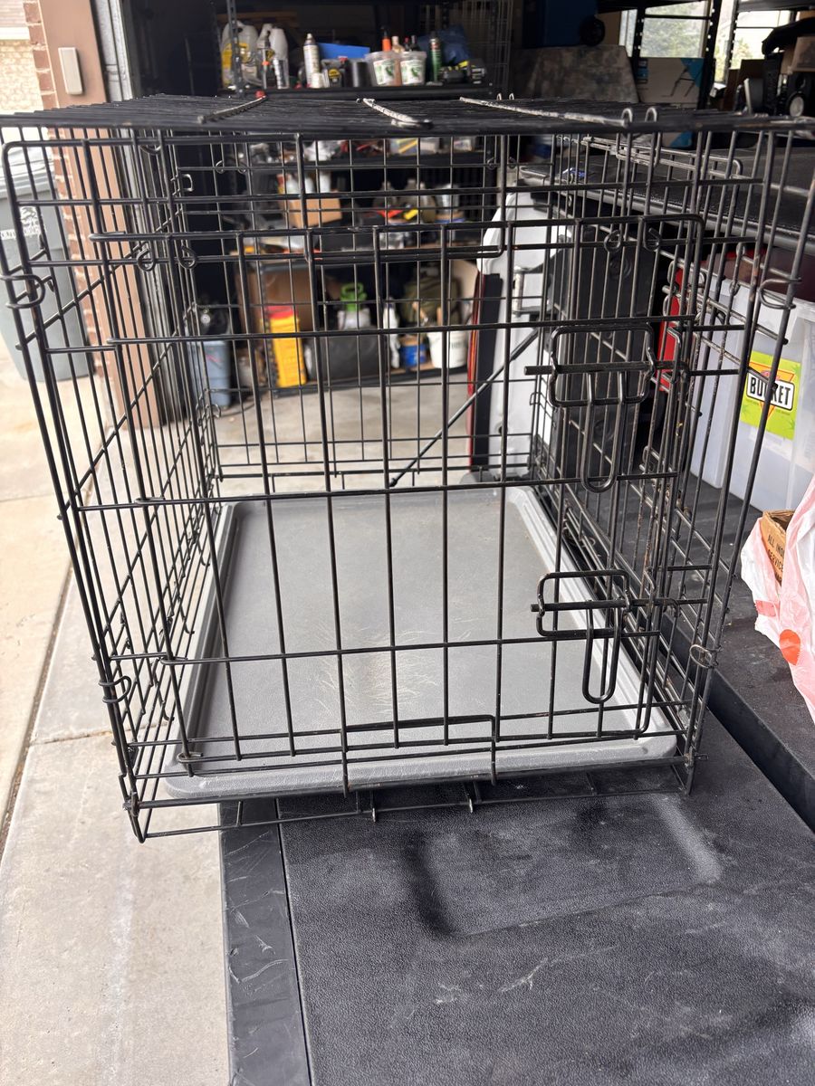 Nice wire pet kennel with removable tray