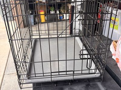 Nice wire pet kennel with removable tray