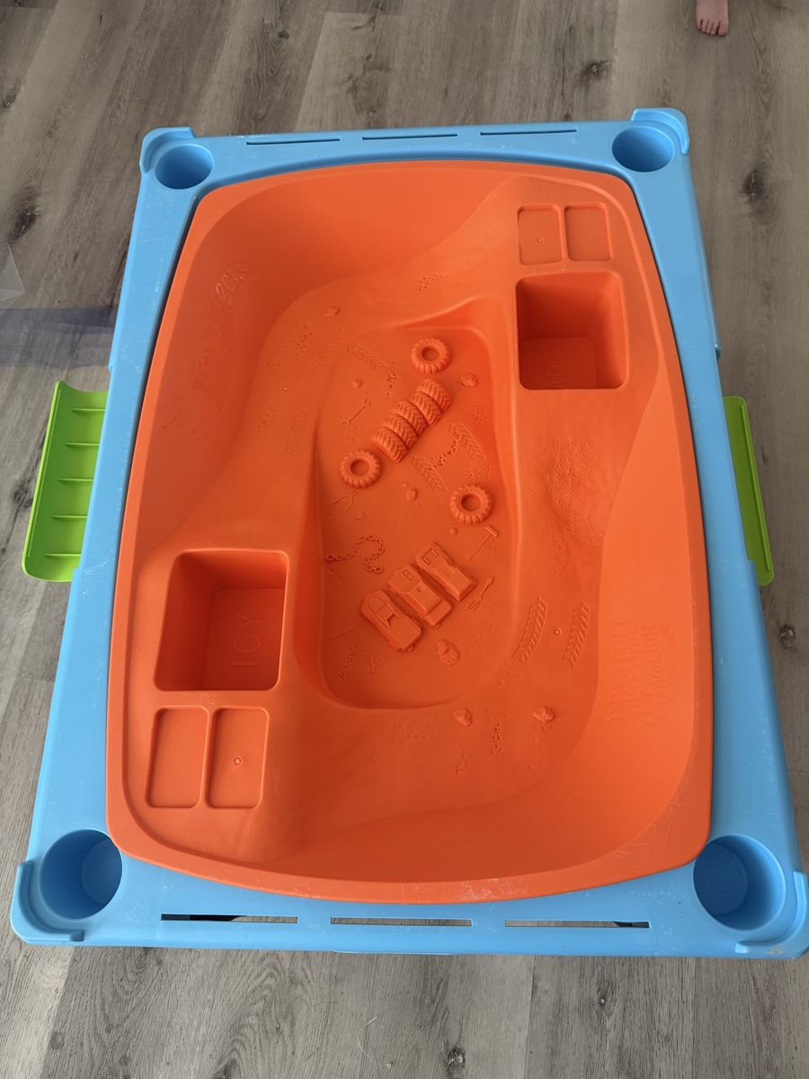 Hot Wheels Monster Trucks Downhill Race and Go Playset Table