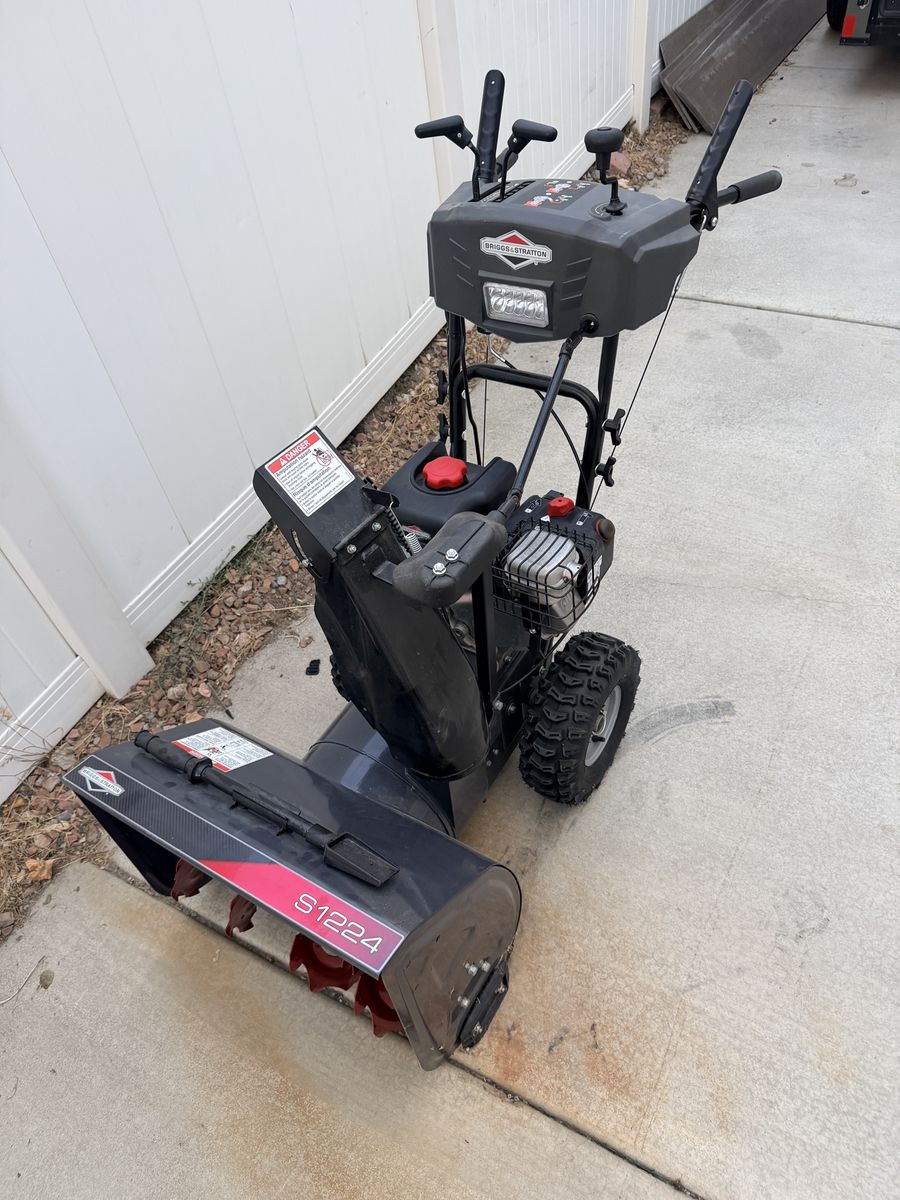 Briggs & Stratton S1224 Snow Blower / Snow Thrower - Practically New!
