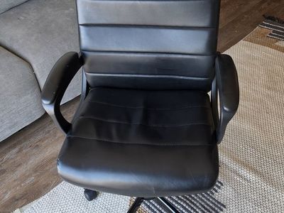 Black office chair