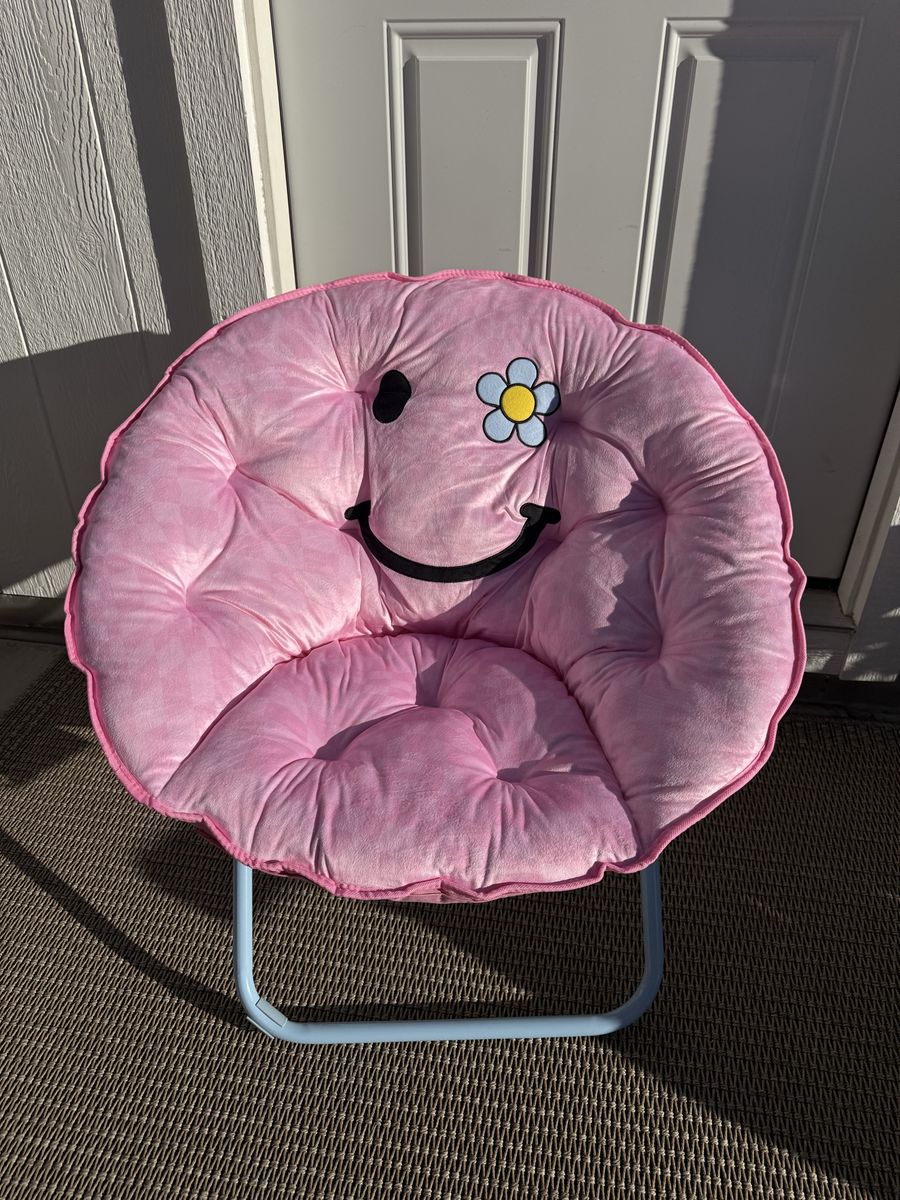 Member's Mark Smiley Face 32" Pink Saucer Chair - Kids Foldable Round Floor Seat
