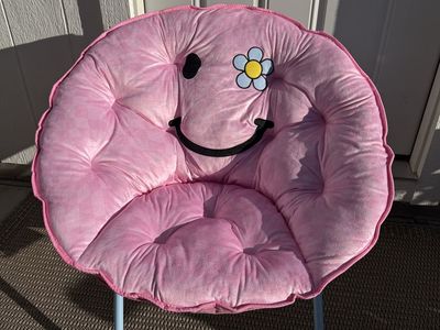 Member's Mark Smiley Face 32" Pink Saucer Chair - Kids Foldable Round Floor Seat
