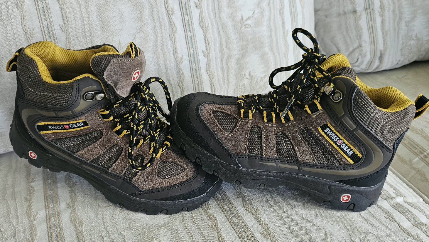SwissGear Hiking Boots Brown Yellow 
Leather Size 3 