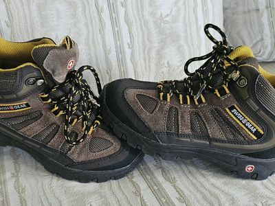 SwissGear Hiking Boots Brown Yellow
Leather Size 3