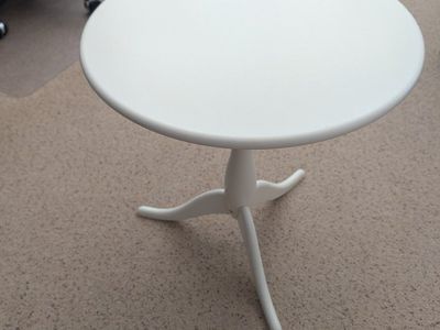 White Round Accent Table - 20" Diameter Side Table with Pedestal Base, Versatile Home Decor