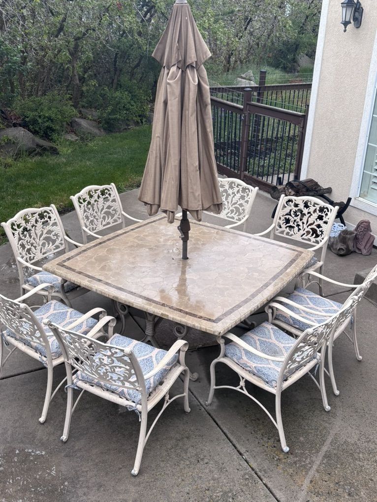 Outdoor Dining Table & Chairs