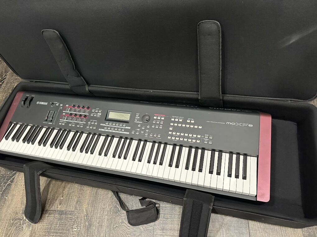 Yamaha MOXF8 keyboard With Case