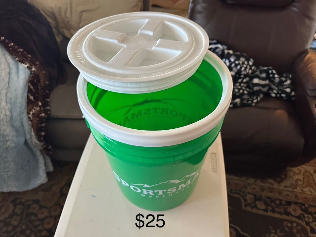 New Sportsmans 5 Gallon Bucket With Srew On Lid