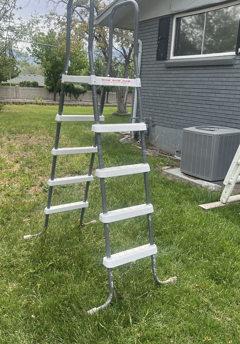 Good condition pool ladder