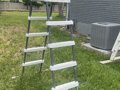 Good condition pool ladder