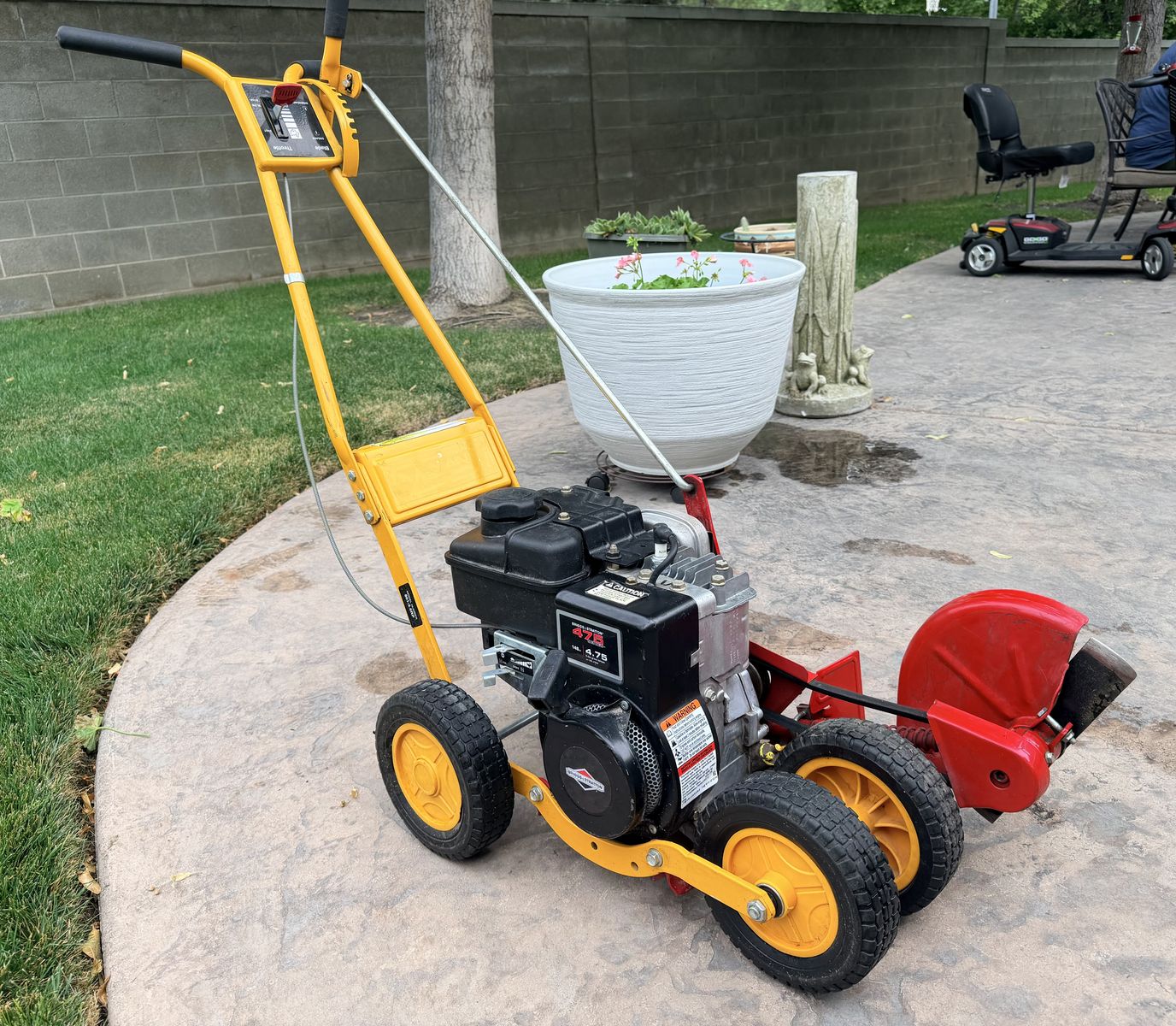 McLane 9-Inch Gas Walk Behind Lawn Edger powered by a 148cc Briggs & Stratton 475 Series engine.