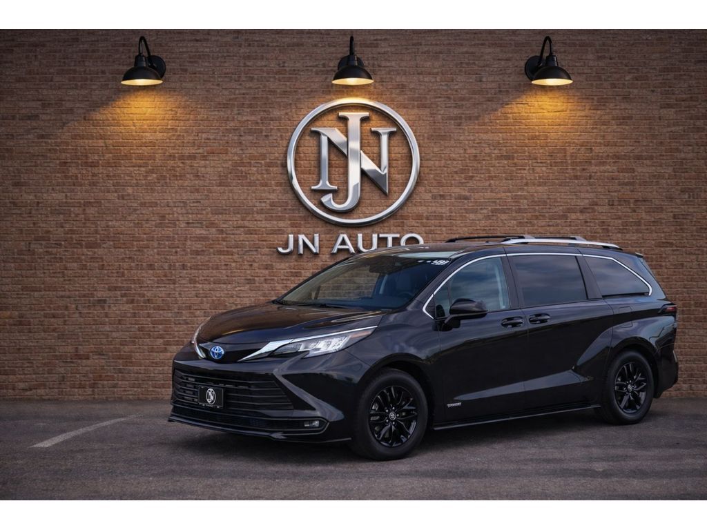 2023 Toyota Sienna LE 8-Passenger