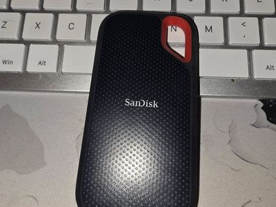 1tb Scandisk Extreme portable SSD. Model: SDSSDE61-T100