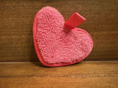 New Hot Pink Heart-Shaped Makeup Remover