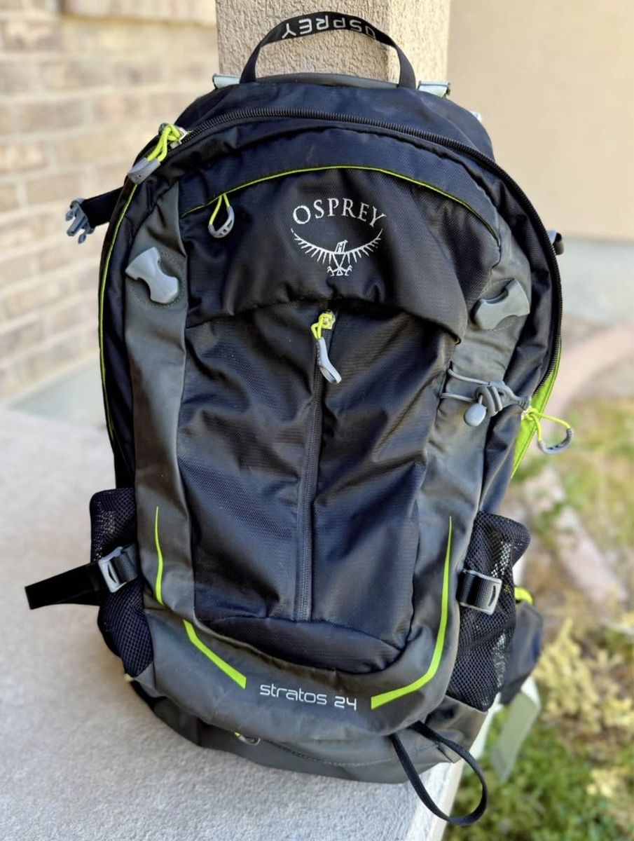 Osprey Stratos 24 Hiking Backpack w/ Rain Cover - Like New