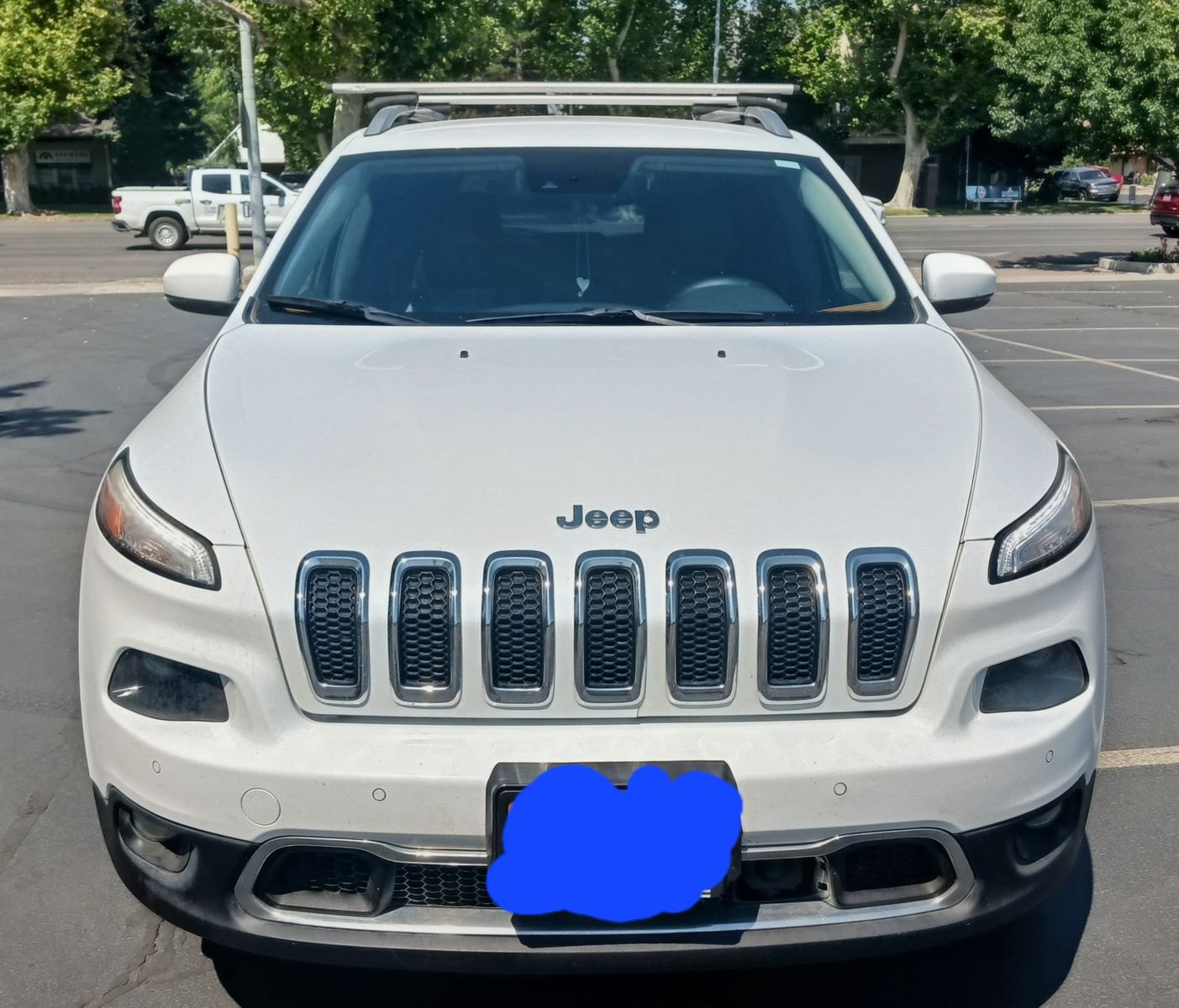 White Jeep Grand Cherokee