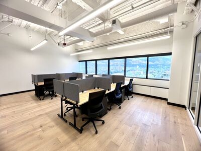 Downtown Salt Lake City---Collaborate and Concentrate: Your Ideal Desk Awaits!