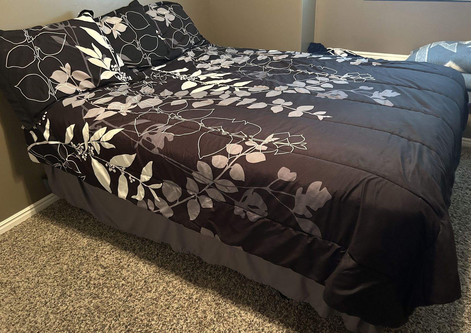 Mainstay Queen Size Comforter Set with Sheet Set