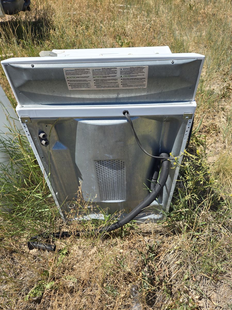 2 washers and 1 dryer FREE! (Dont currently work)