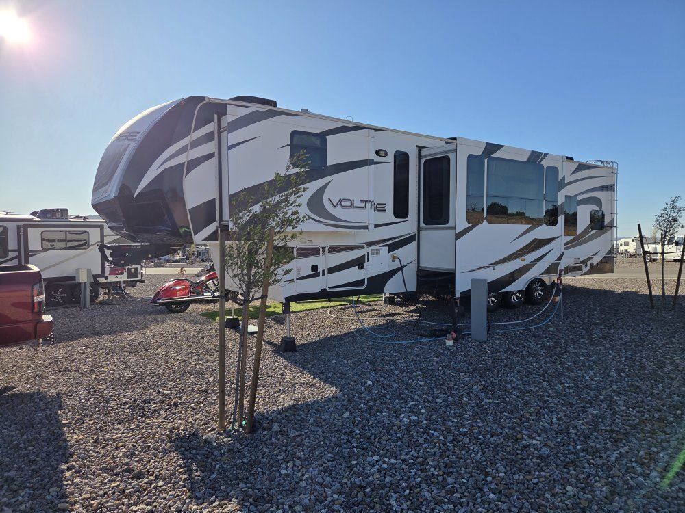 2013 Voltage V3905 toy hauler 14' garage