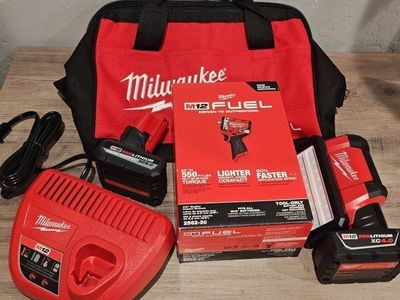 Milwaukee M12 Kit - 3/8 stubby impact and Rover Service Light with batteries