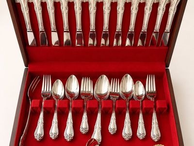 Vintage Oneida Community Modern Baroque Silverplate Flatware Set 64 Pc Ches